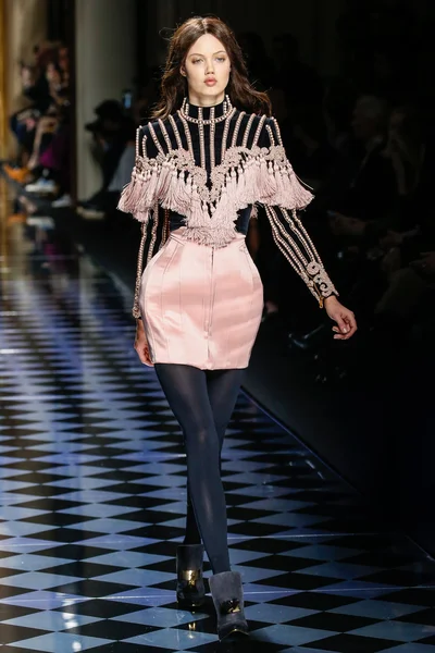 Balmain gösterisi olarak Paris moda haftası