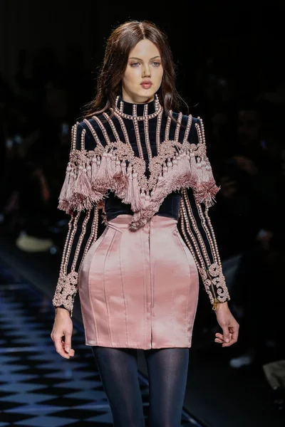 Balmain gösterisi olarak Paris moda haftası