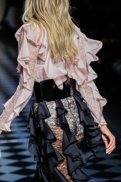 Balmain gösterisi olarak Paris moda haftası