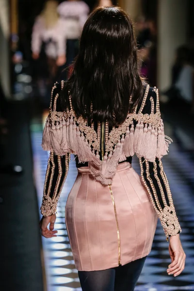Balmain gösterisi olarak Paris moda haftası