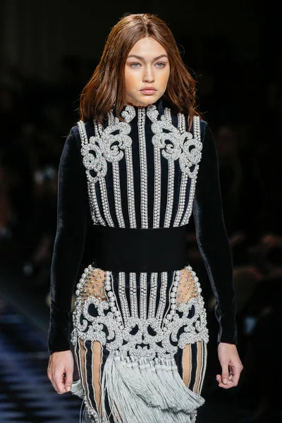 Balmain gösterisi olarak Paris moda haftası