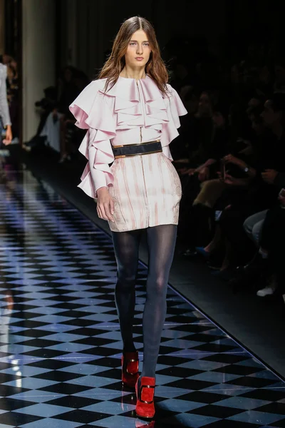 Balmain gösterisi olarak Paris moda haftası