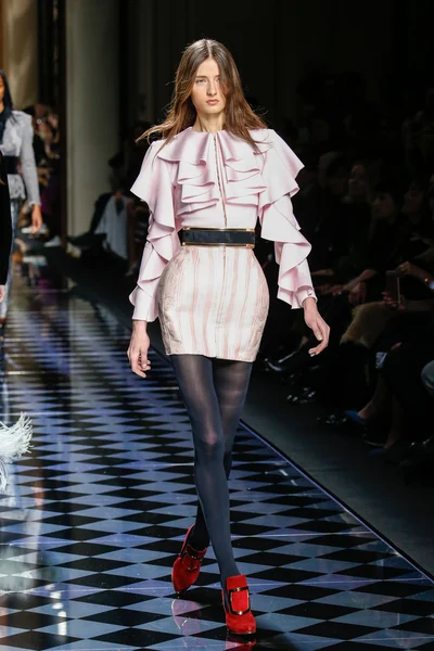 Balmain gösterisi olarak Paris moda haftası