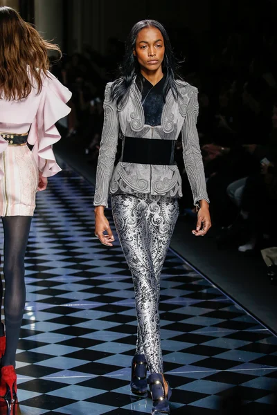 Balmain gösterisi olarak Paris moda haftası