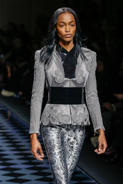 Balmain gösterisi olarak Paris moda haftası