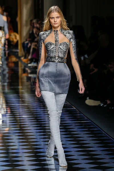Balmain gösterisi olarak Paris moda haftası