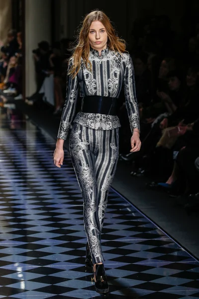 Balmain gösterisi olarak Paris moda haftası