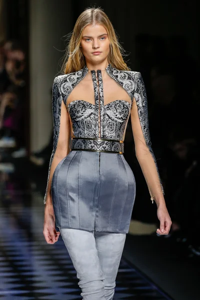 Balmain gösterisi olarak Paris moda haftası
