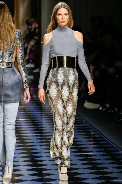 Balmain gösterisi olarak Paris moda haftası