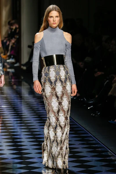 Balmain gösterisi olarak Paris moda haftası