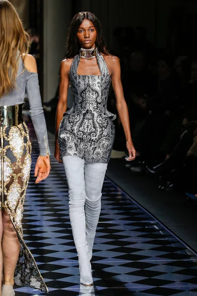 Balmain gösterisi olarak Paris moda haftası