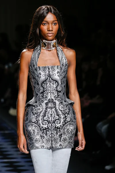 Balmain gösterisi olarak Paris moda haftası