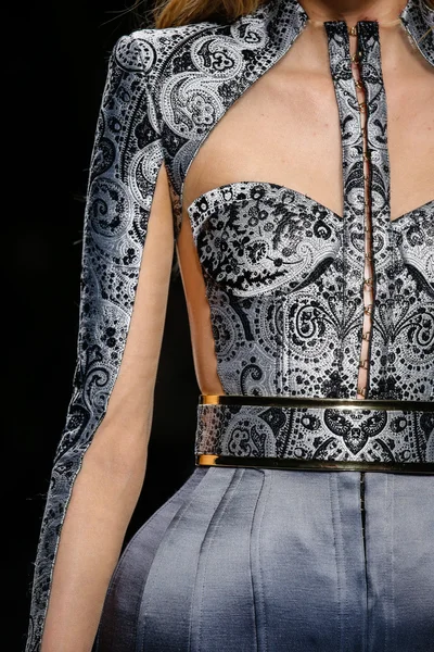 Balmain gösterisi olarak Paris moda haftası