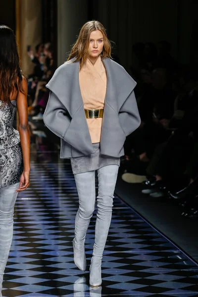 Josephine Skriver Balmain gösterisi sırasında pist yürüyor