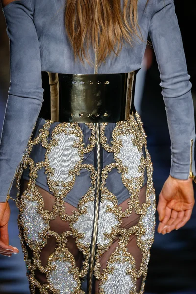 Balmain gösterisi olarak Paris moda haftası