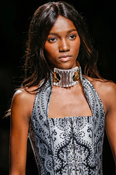 Balmain gösterisi olarak Paris moda haftası