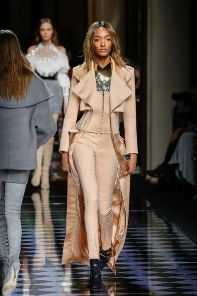 Balmain gösterisi olarak Paris moda haftası