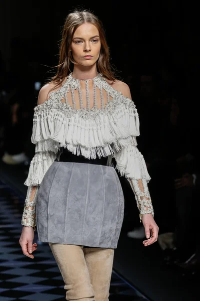 Balmain gösterisi olarak Paris moda haftası