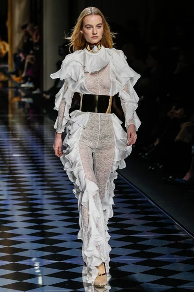 Balmain gösterisi olarak Paris moda haftası