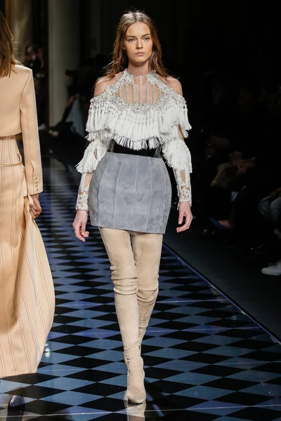 Balmain gösterisi olarak Paris moda haftası