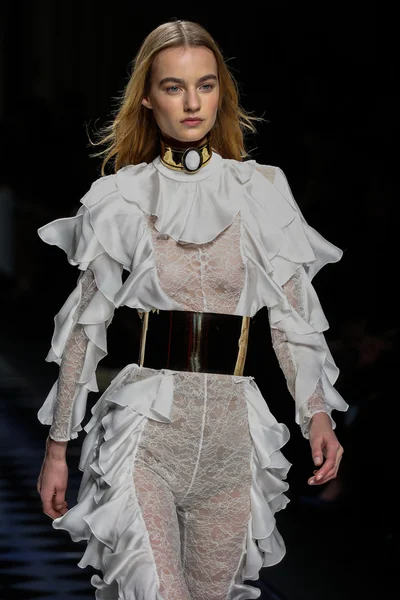 Balmain gösterisi olarak Paris moda haftası