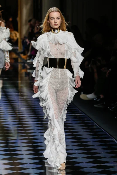 Balmain gösterisi olarak Paris moda haftası