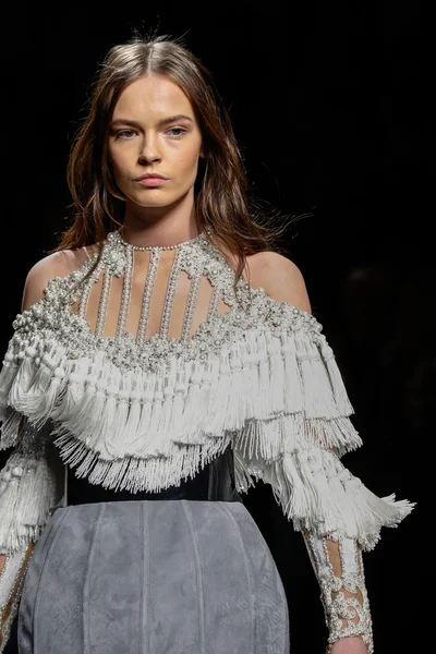 Balmain gösterisi olarak Paris moda haftası