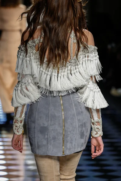 Balmain gösterisi olarak Paris moda haftası