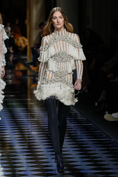 Balmain gösterisi olarak Paris moda haftası