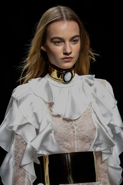 Balmain gösterisi olarak Paris moda haftası