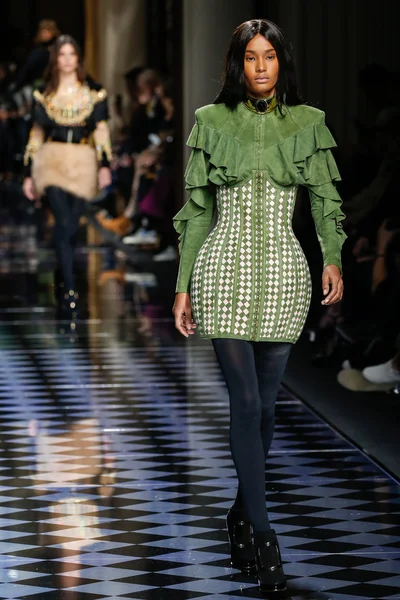 Ysaunny Brito walks the runway during the Balmain show — Stock Photo, Image