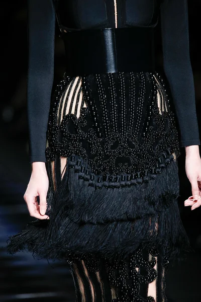 Balmain gösterisi olarak Paris moda haftası