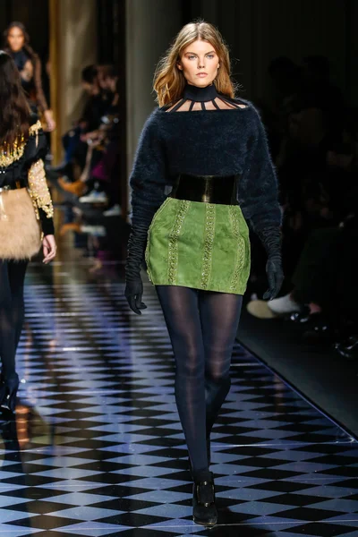 Balmain gösterisi olarak Paris moda haftası