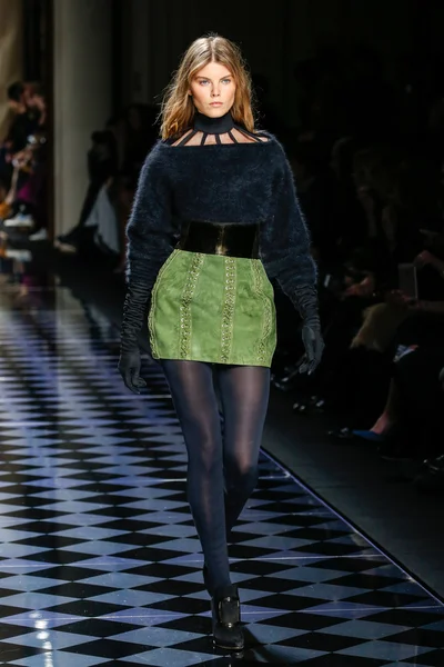 Balmain gösterisi olarak Paris moda haftası