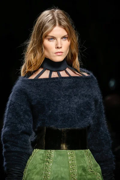 Balmain gösterisi olarak Paris moda haftası