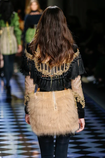 Balmain gösterisi olarak Paris moda haftası