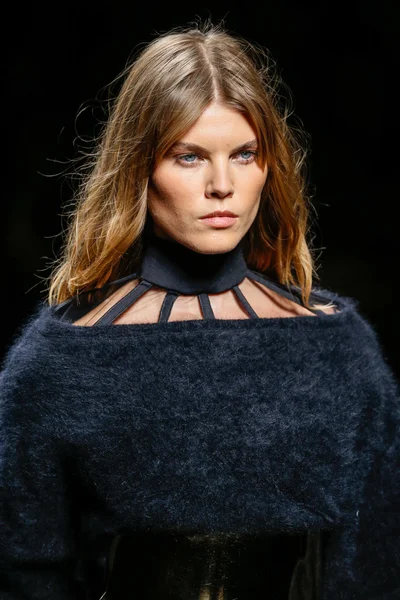 Balmain gösterisi olarak Paris moda haftası