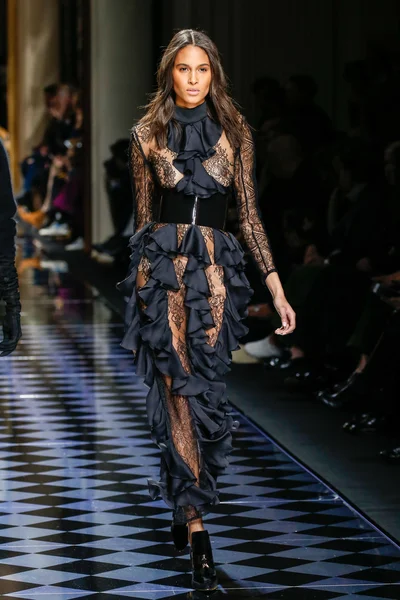 Balmain gösterisi olarak Paris moda haftası