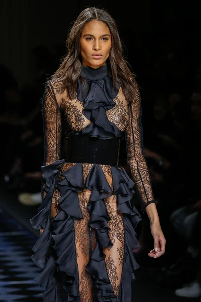 Balmain gösterisi olarak Paris moda haftası