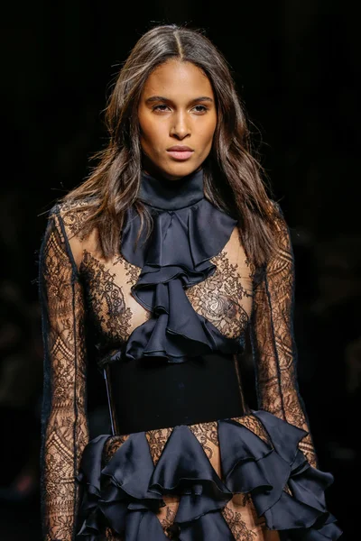 Balmain gösterisi olarak Paris moda haftası