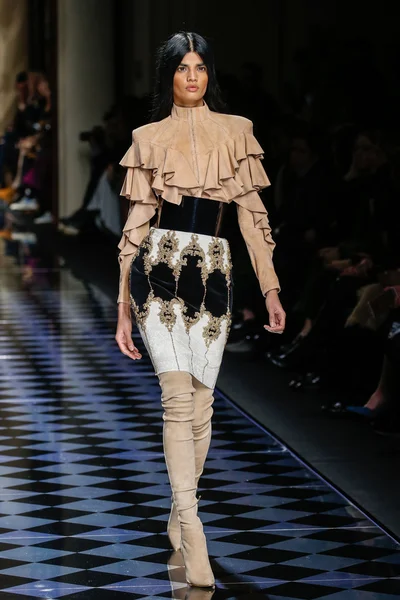 Balmain gösterisi olarak Paris moda haftası