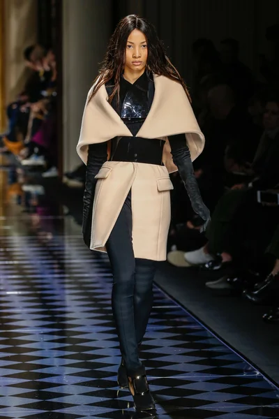 Balmain Toon als onderdeel van de Paris Fashion Week — Stockfoto