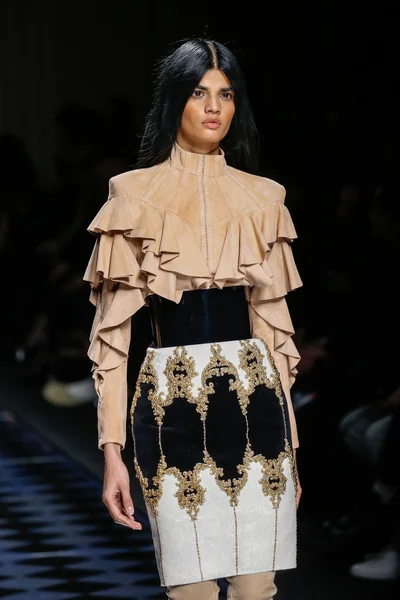 Balmain gösterisi olarak Paris moda haftası