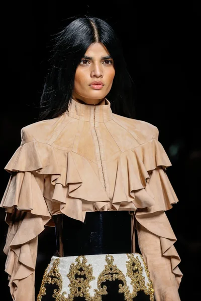Balmain gösterisi olarak Paris moda haftası