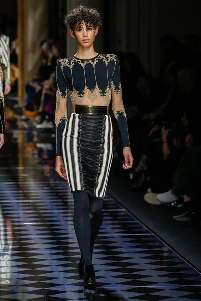 Balmain gösterisi olarak Paris moda haftası