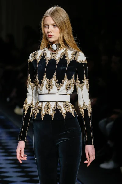 Balmain gösterisi olarak Paris moda haftası