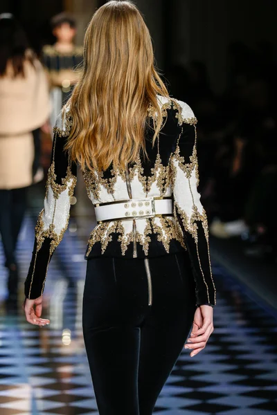 Balmain gösterisi olarak Paris moda haftası