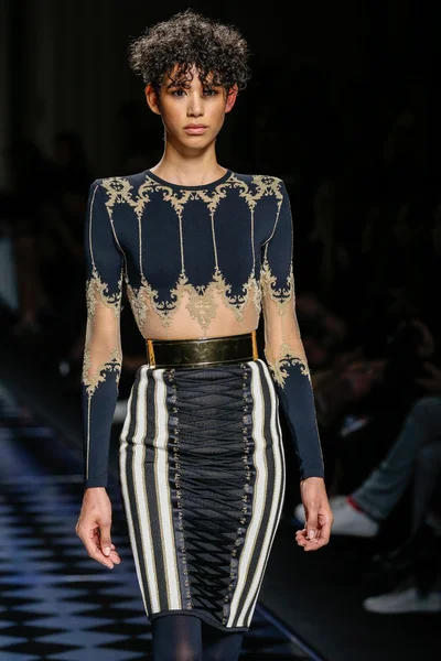 Balmain gösterisi olarak Paris moda haftası