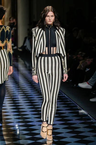 Balmain gösterisi olarak Paris moda haftası