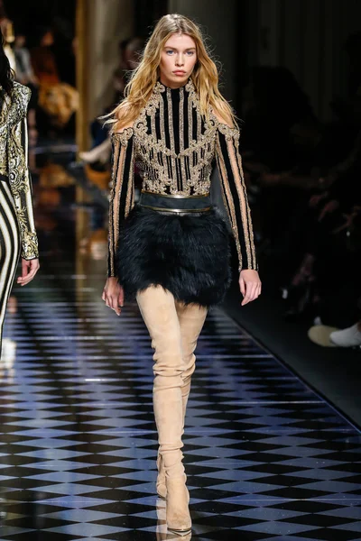 Balmain gösterisi olarak Paris moda haftası